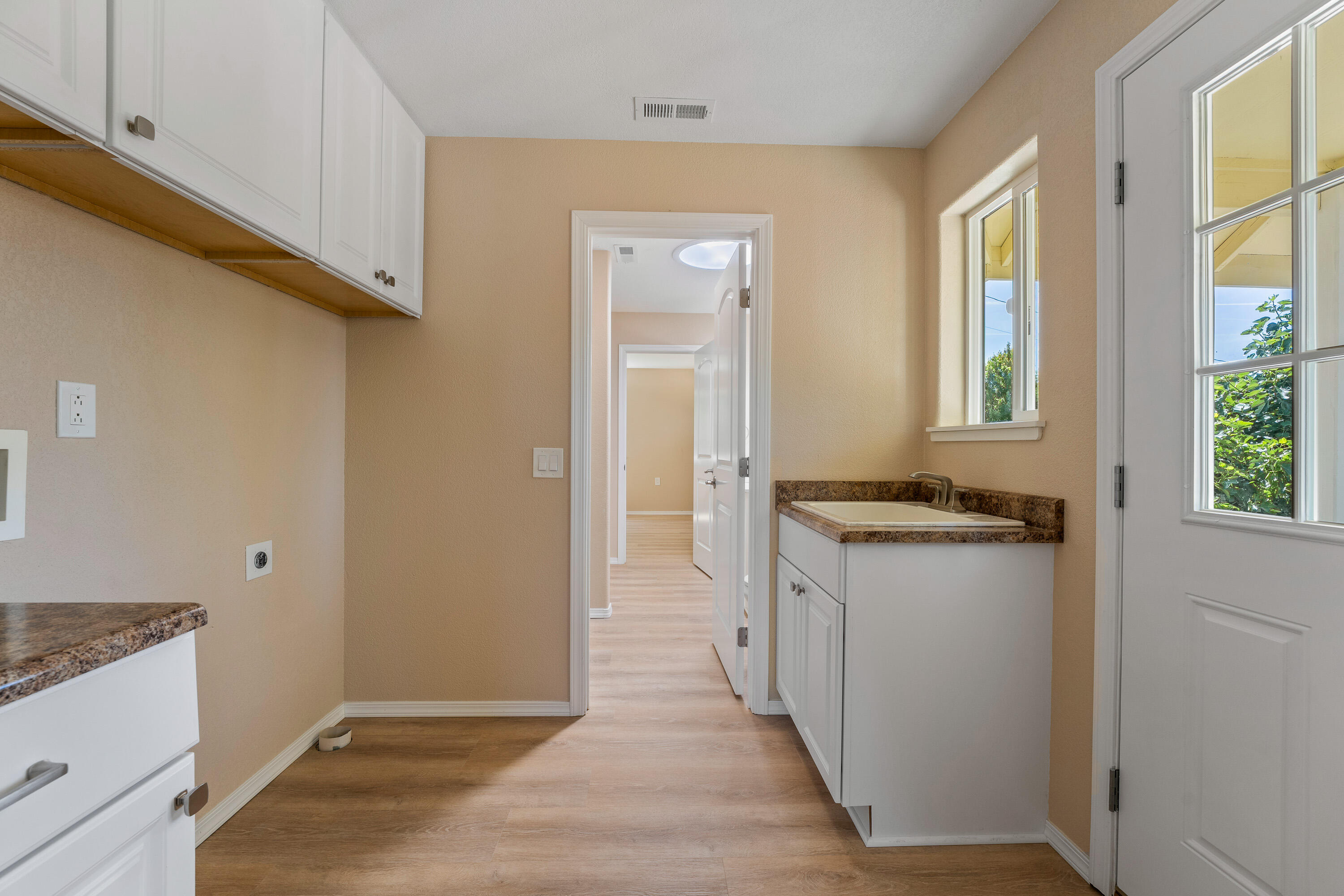 1692 Leonard Road Grants Pass, OR 97527 - Photo 28 of 36 Laundry