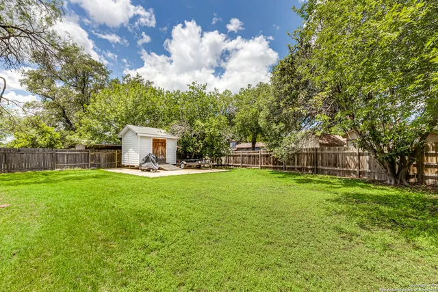 a view of a house with backyard and garden