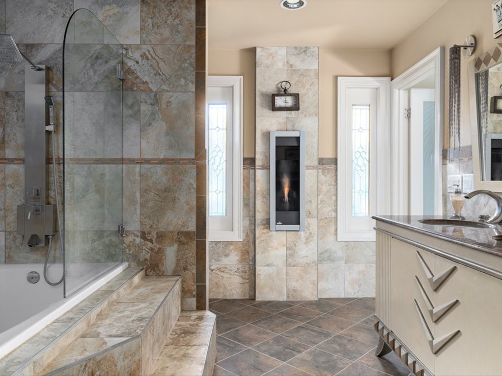 11 Dees Circle Warwick, RI 02889 - Photo 23 of 50 Primary En-Suite Bathroom