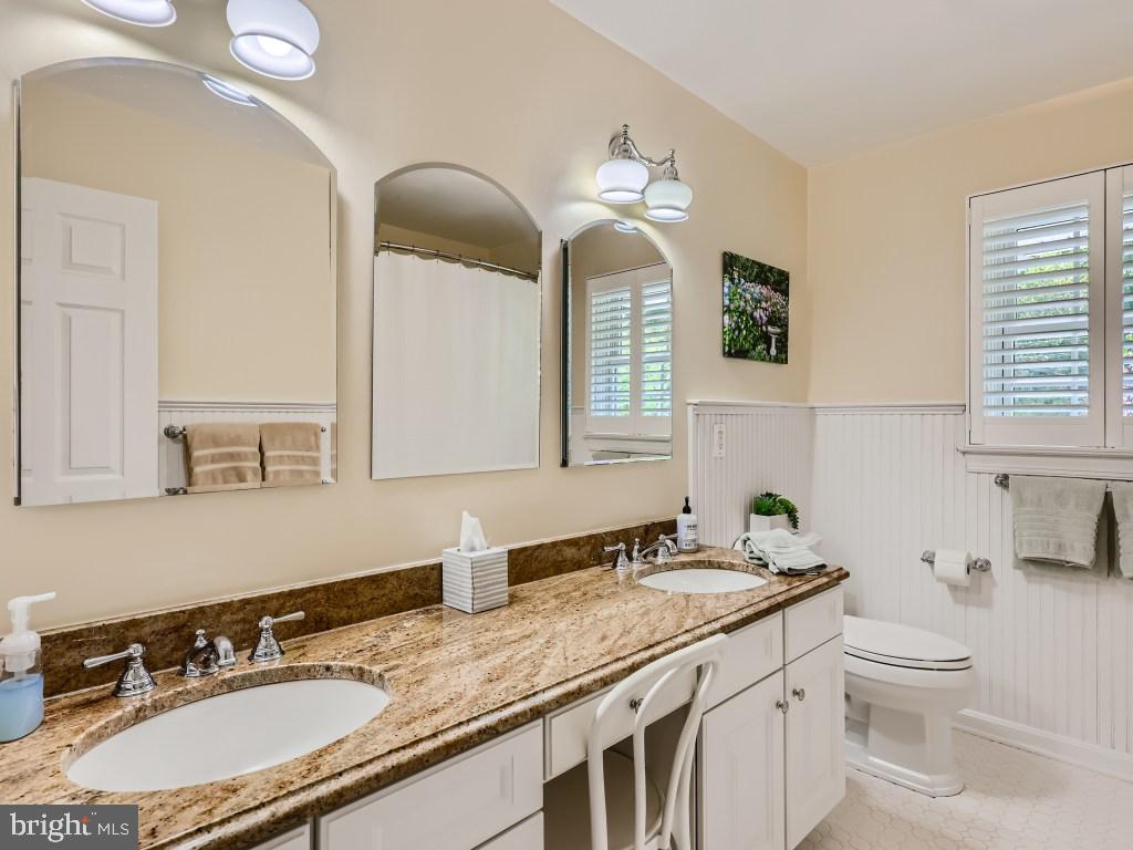 6120 Haddon Hall Road Baltimore, MD 21212 - Photo 21 of 34 Large full bath upstairs