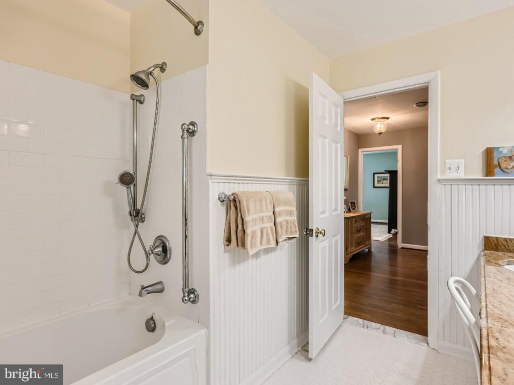 6120 Haddon Hall Road Baltimore, MD 21212 - Photo 22 of 34 Large full bath