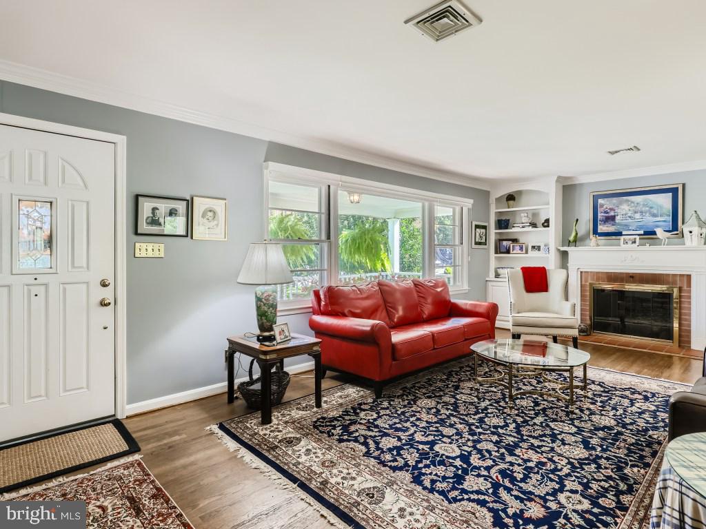 6120 Haddon Hall Road Baltimore, MD 21212 - Photo 5 of 34 Large and bright family room