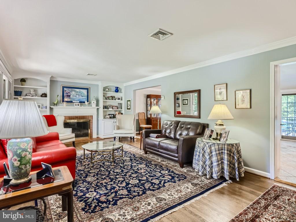 6120 Haddon Hall Road Baltimore, MD 21212 - Photo 7 of 34 Light and bright family room