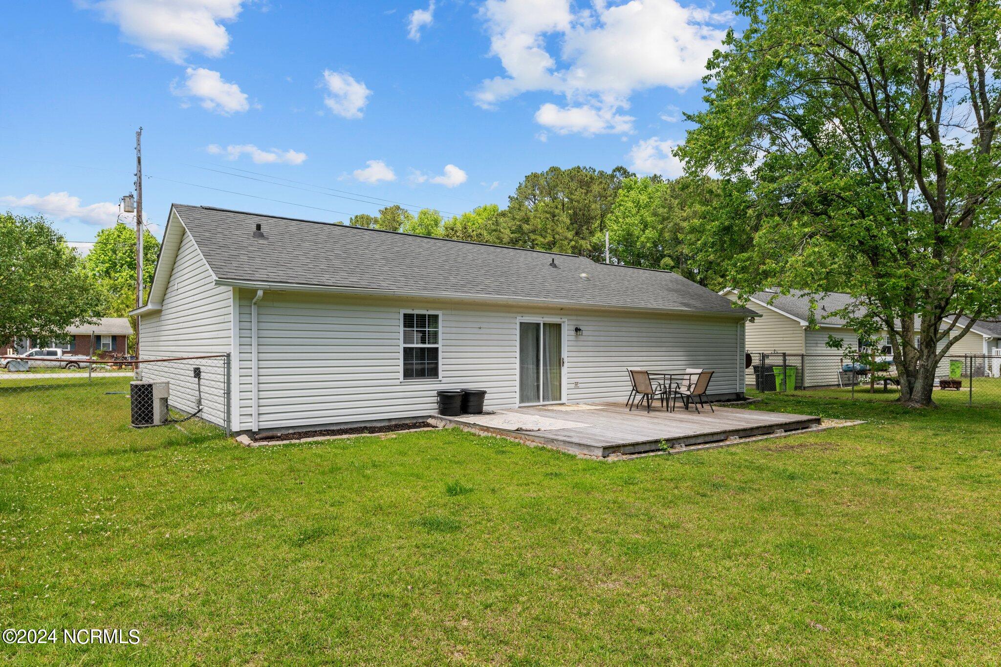 513 West Grantham Road New Bern, NC 28562 - Photo 20 of 24 Grilling or chilling