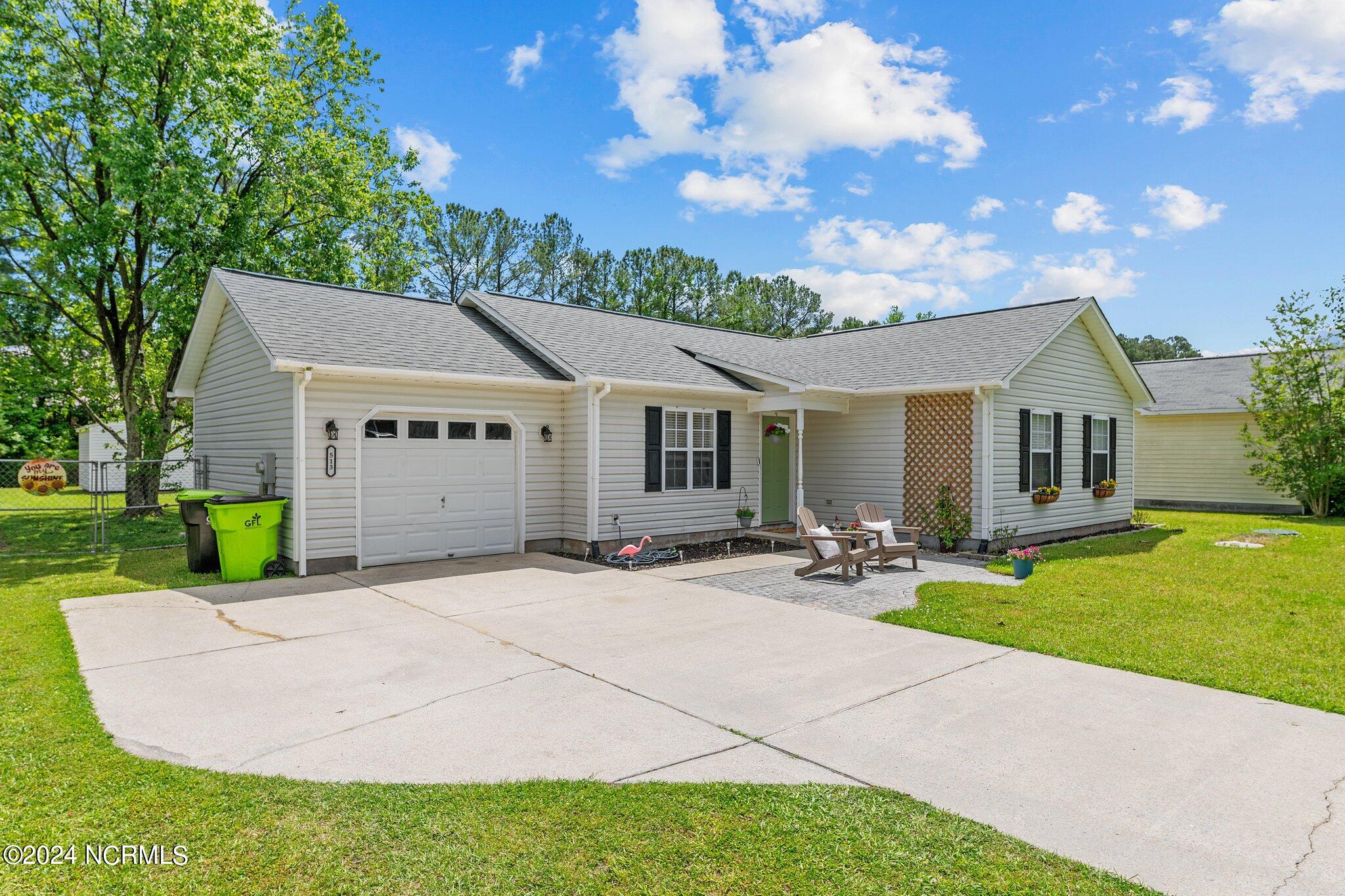 513 West Grantham Road New Bern, NC 28562 - Photo 3 of 24 Plenty of parking.