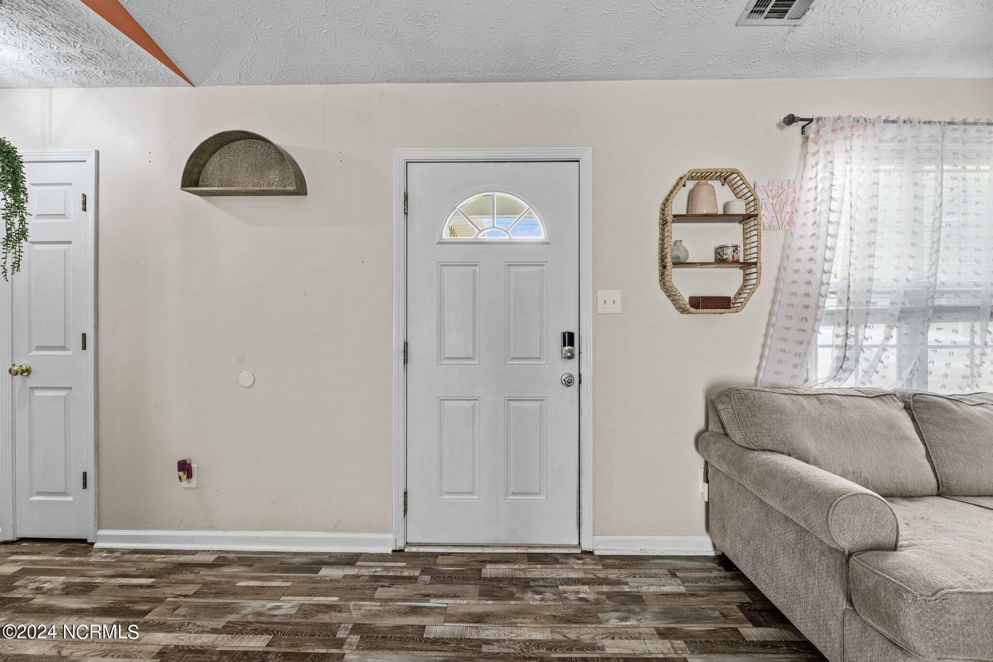 513 West Grantham Road New Bern, NC 28562 - Photo 4 of 24 Come on in.