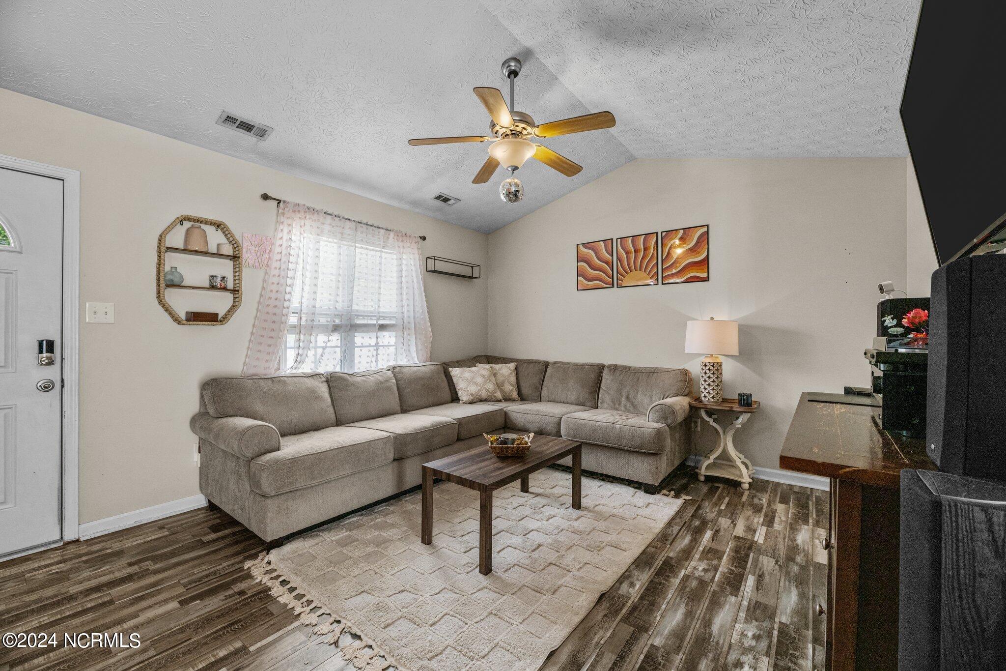 513 West Grantham Road New Bern, NC 28562 - Photo 5 of 24 Living area