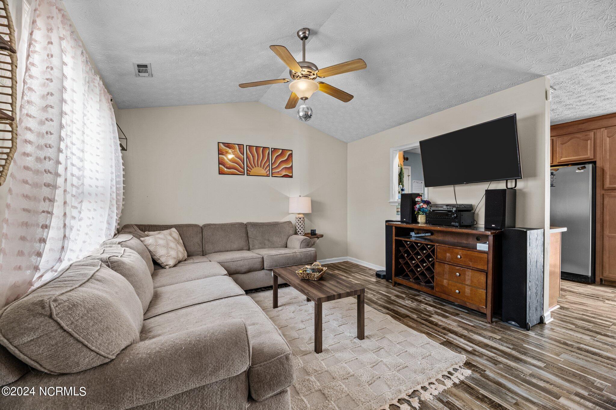 513 West Grantham Road New Bern, NC 28562 - Photo 6 of 24 Living area