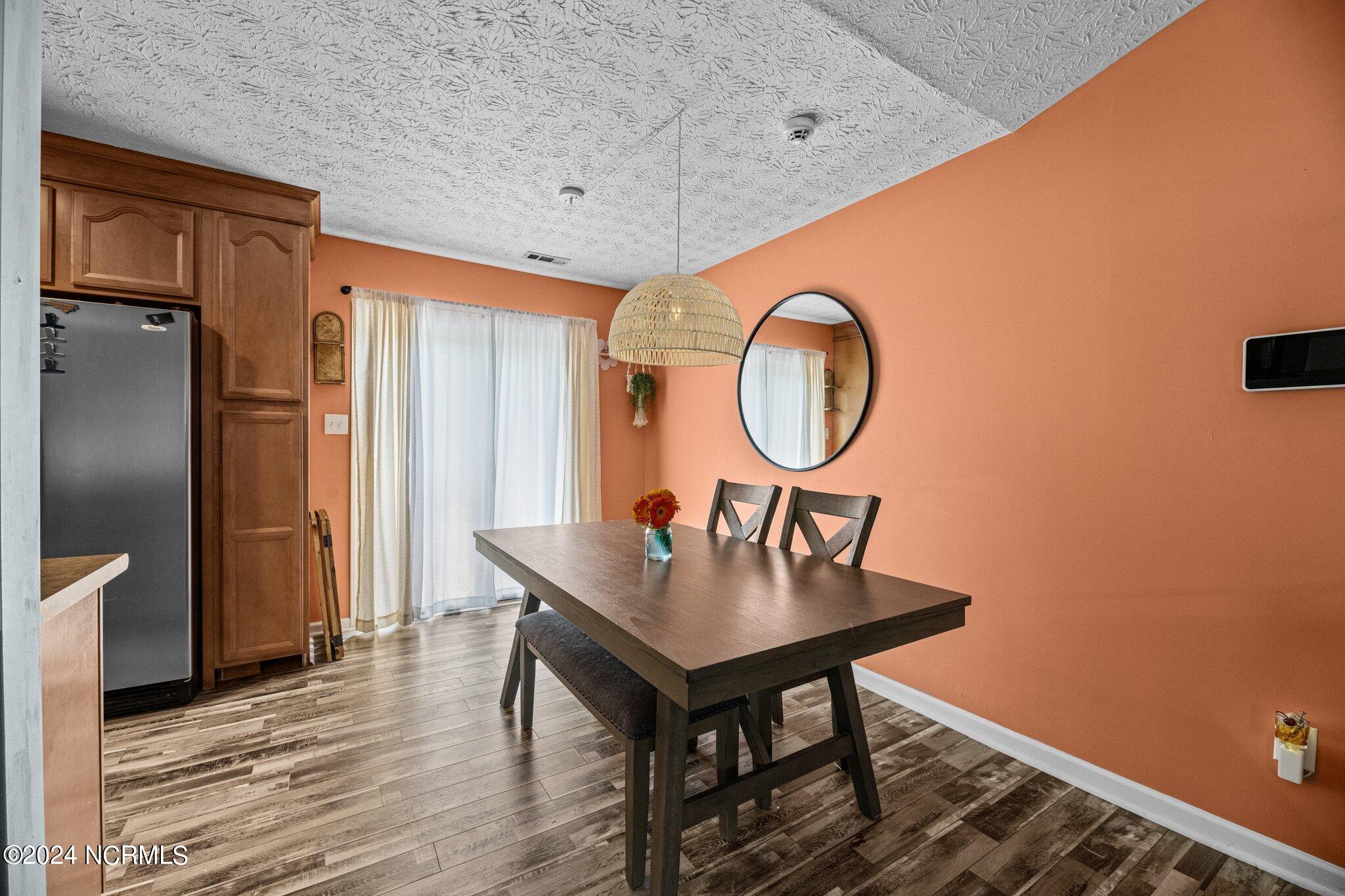 513 West Grantham Road New Bern, NC 28562 - Photo 7 of 24 Dining area, slider to the backyard.