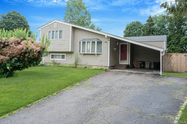 $600,000 | 10 Laurie Road, Brentwood, NY 11717