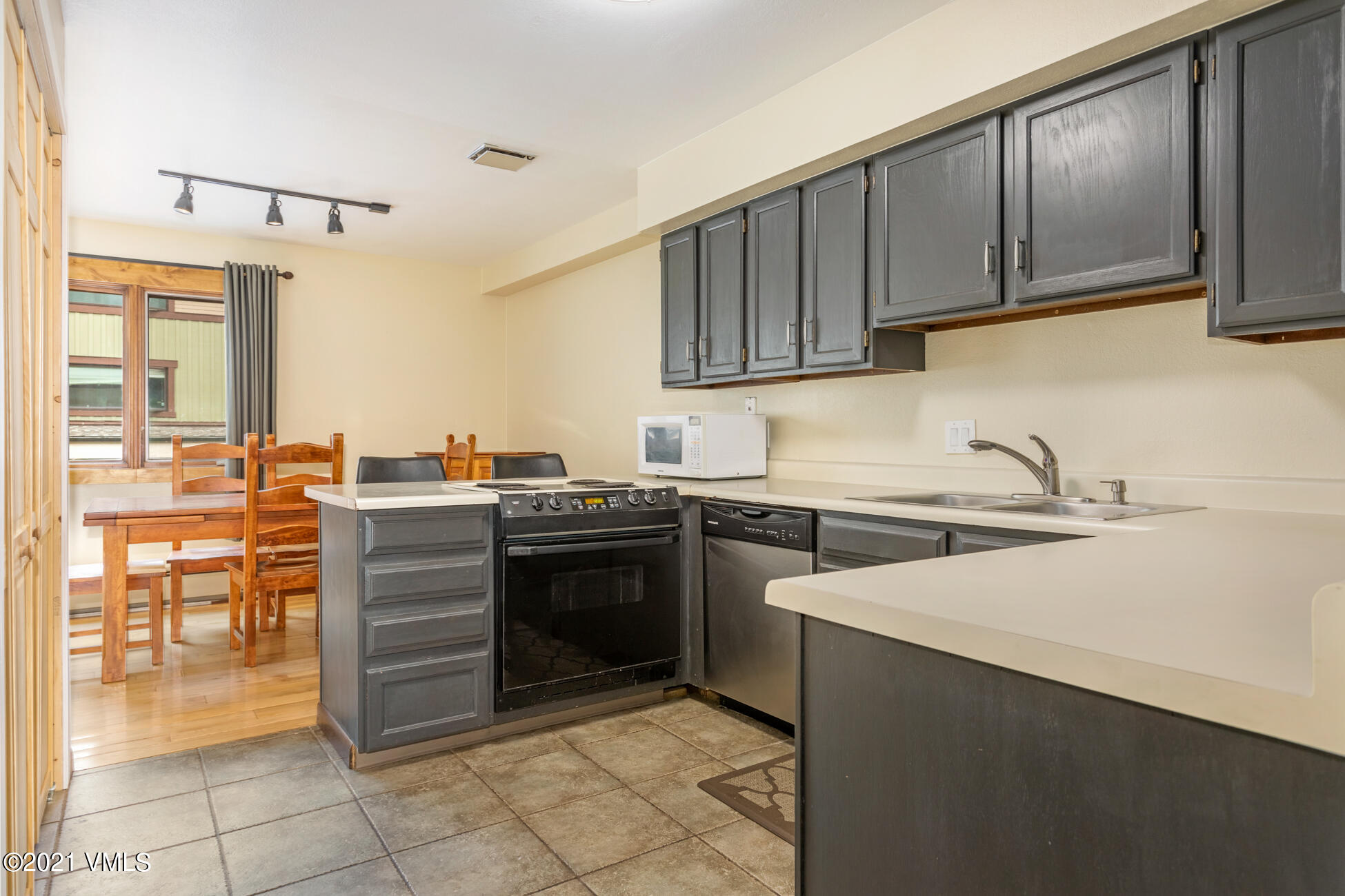 2753 Kinnickinnick Road, Unit B4 Vail, CO 81657 - Photo 11 of 25 11