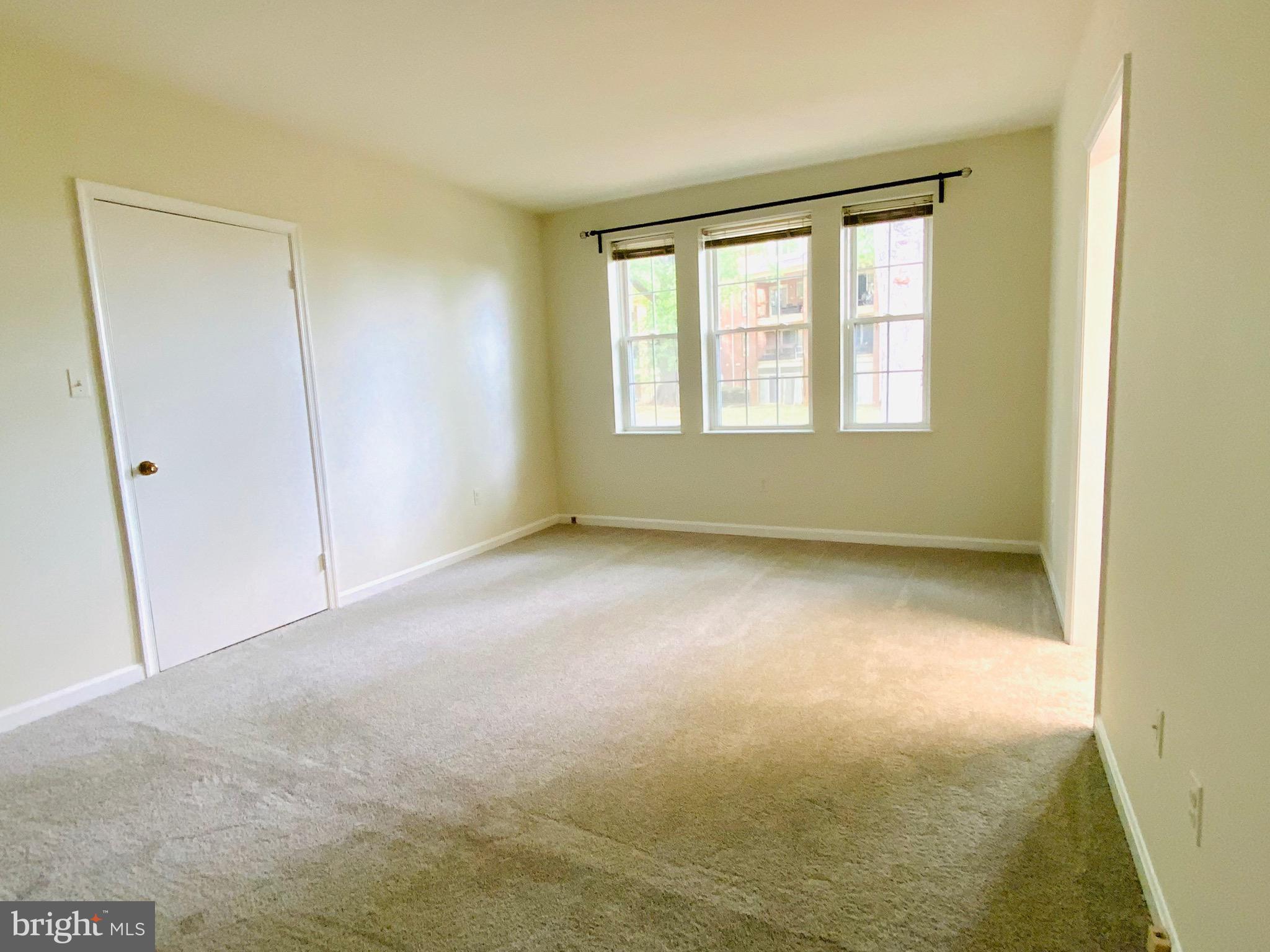 2007 Key Boulevard, Unit 586 Arlington, VA 22201 - Photo 4 of 11 Living room...