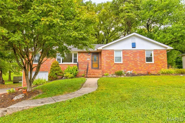 $219,900 | 141 South 9th Street, East Alton, IL 62024