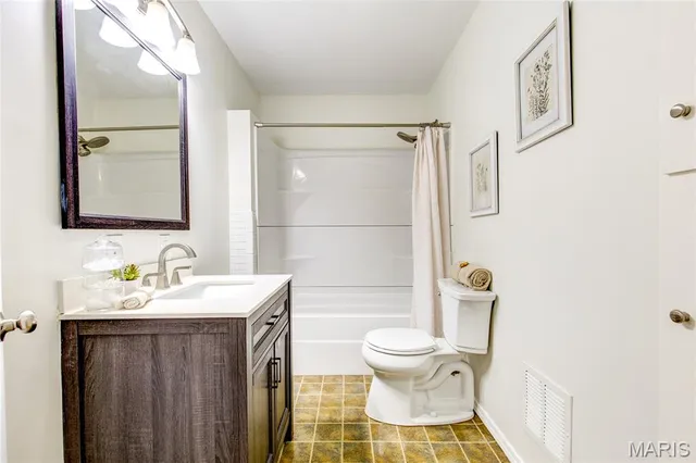 $219,900 | 141 South 9th Street, East Alton, IL 62024