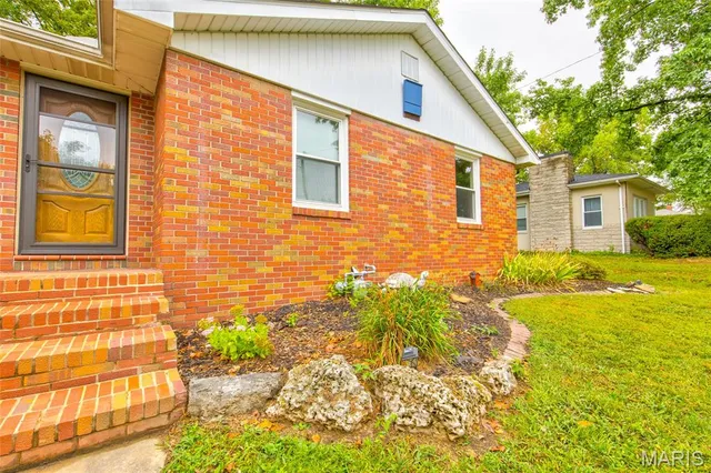 $219,900 | 141 South 9th Street, East Alton, IL 62024