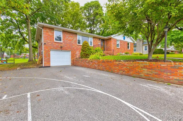 $219,900 | 141 South 9th Street, East Alton, IL 62024