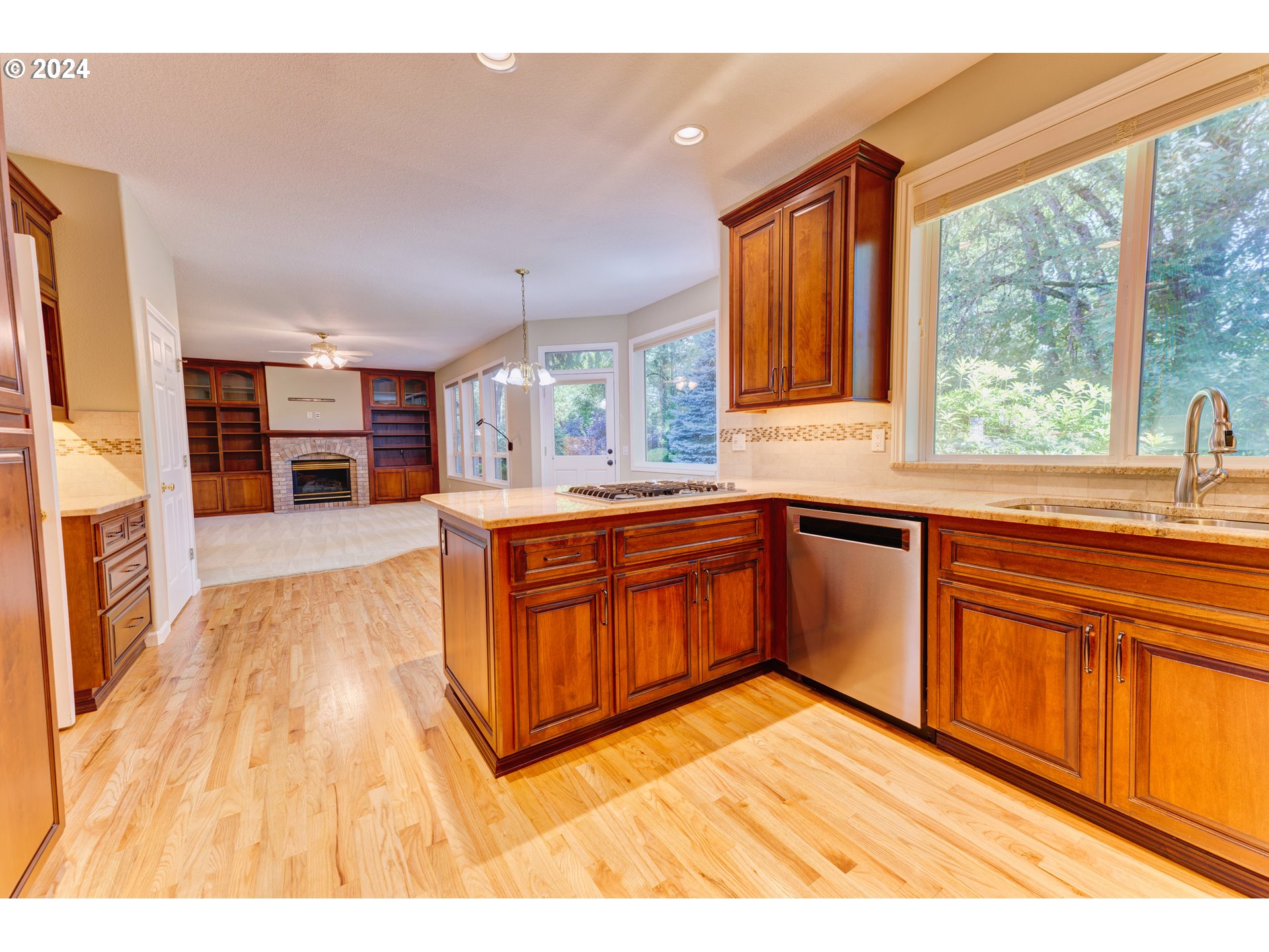 12464 Southwest Sheldrake Way Beaverton, OR 97007 - Photo 8 of 46 Kitchen/Family Room