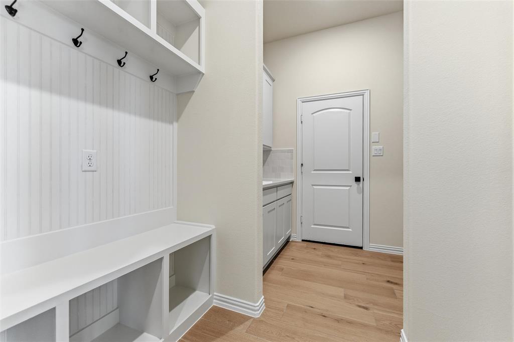 114 Brandywine Trail Rhome, TX 76078 - Photo 10 of 27 a view of walk in closet