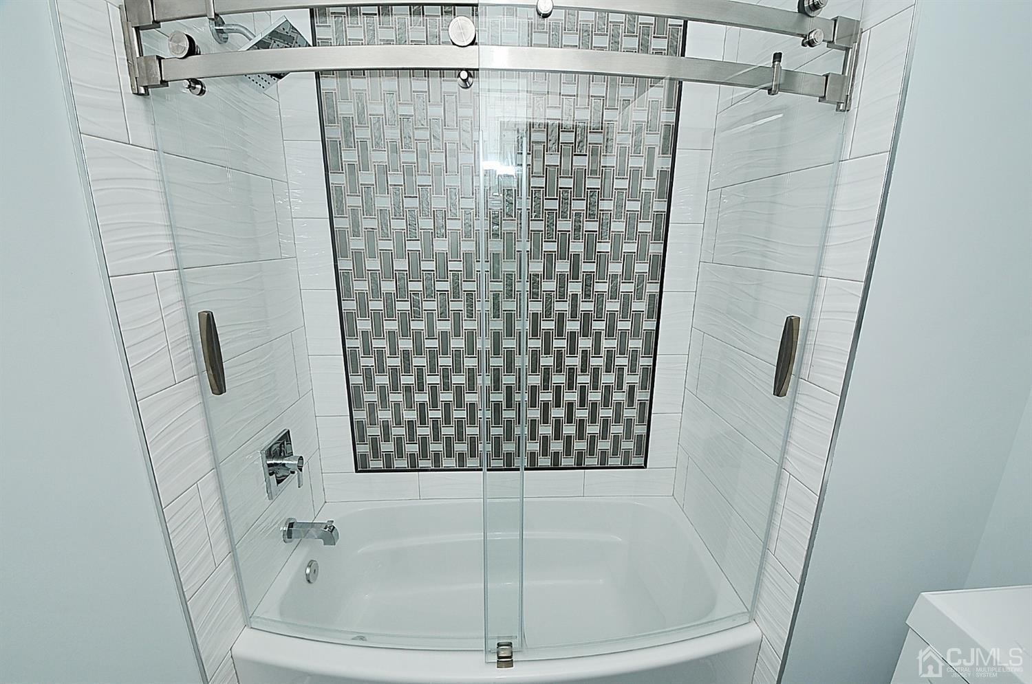 24 Prescott Street Edison, NJ 08817 - Photo 16 of 27 a bathroom with a bathtub