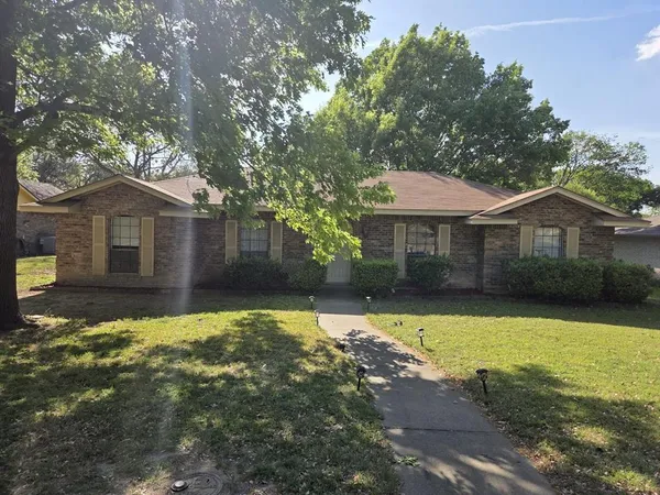 $299,900 | 521 Newcastle Drive, DeSoto, TX 75115