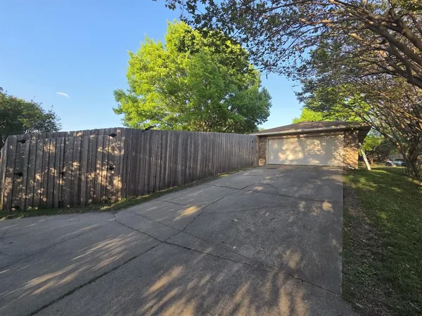 $279,990 | 521 Newcastle Drive, DeSoto, TX 75115