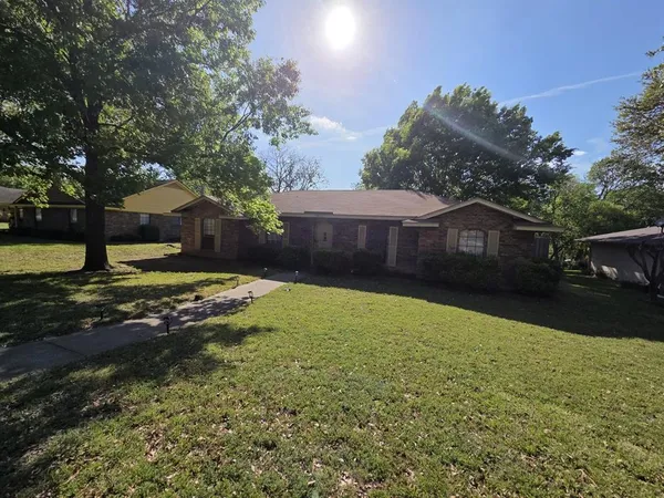 $279,990 | 521 Newcastle Drive, DeSoto, TX 75115