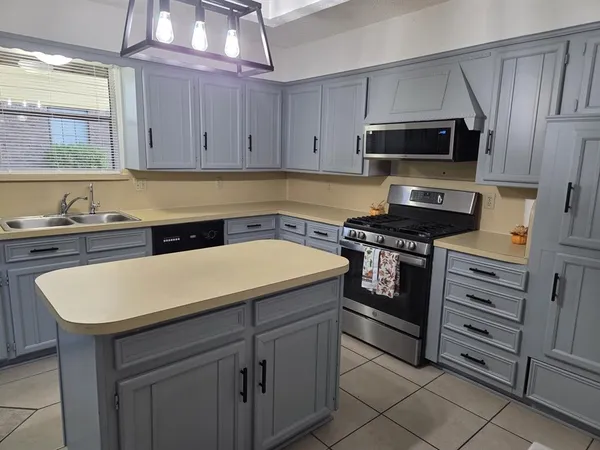 $279,990 | 521 Newcastle Drive, DeSoto, TX 75115