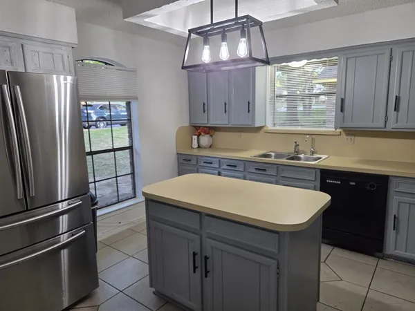 $279,990 | 521 Newcastle Drive, DeSoto, TX 75115