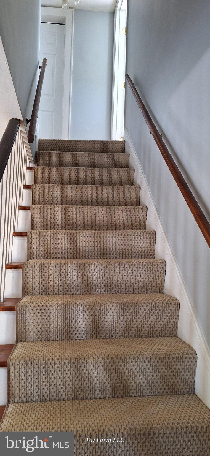 231 West Pine Street Georgetown, DE 19947 - Photo 24 of 26 Inviting staircase to upper retreat.
