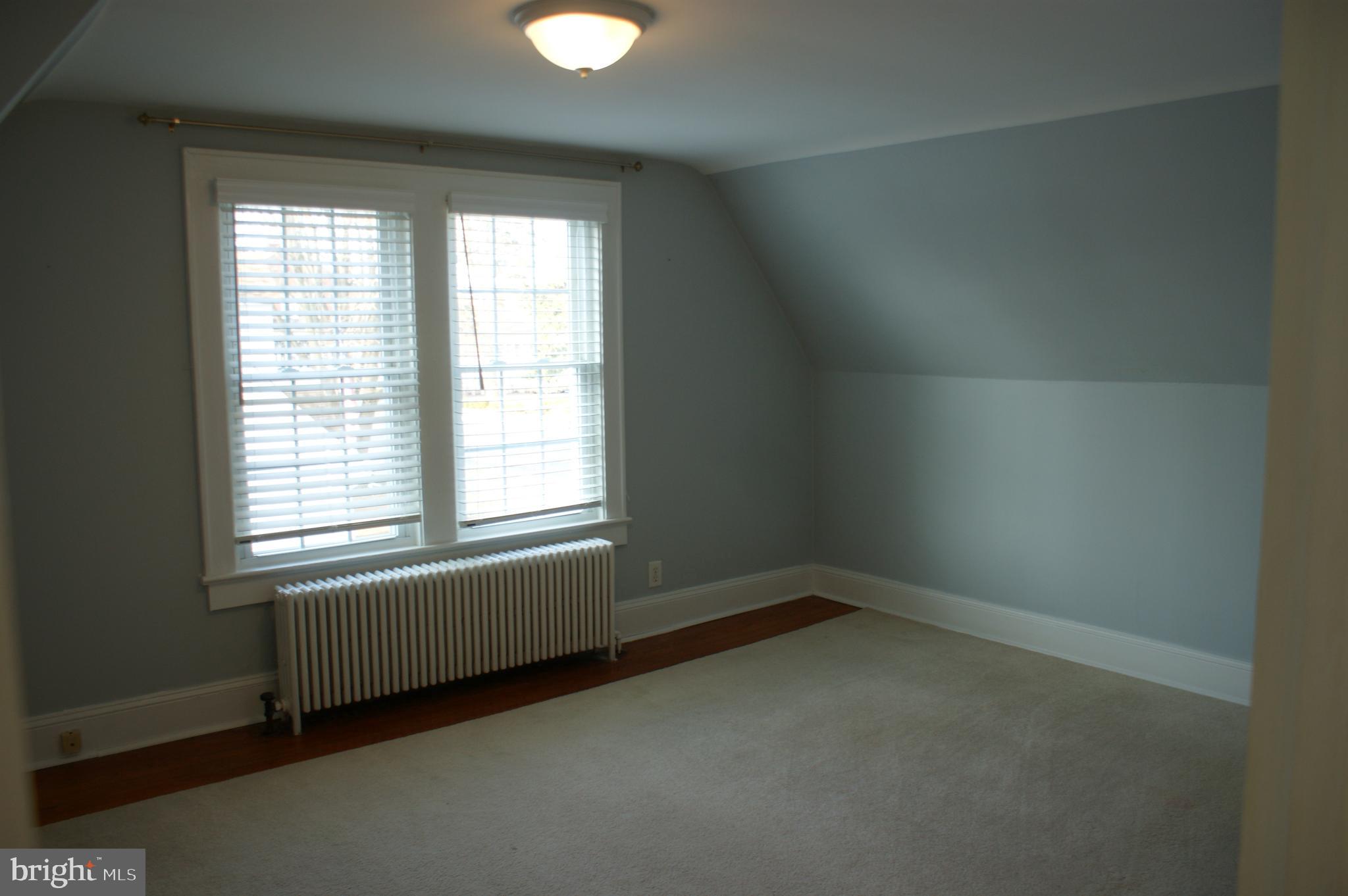 231 West Pine Street Georgetown, DE 19947 - Photo 8 of 26 an empty room with a window