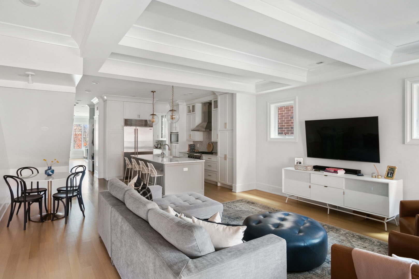 2020 North Howe Street, Unit 3S Chicago, IL 60614 - Photo 12 of 31 a living room with furniture and a flat screen tv