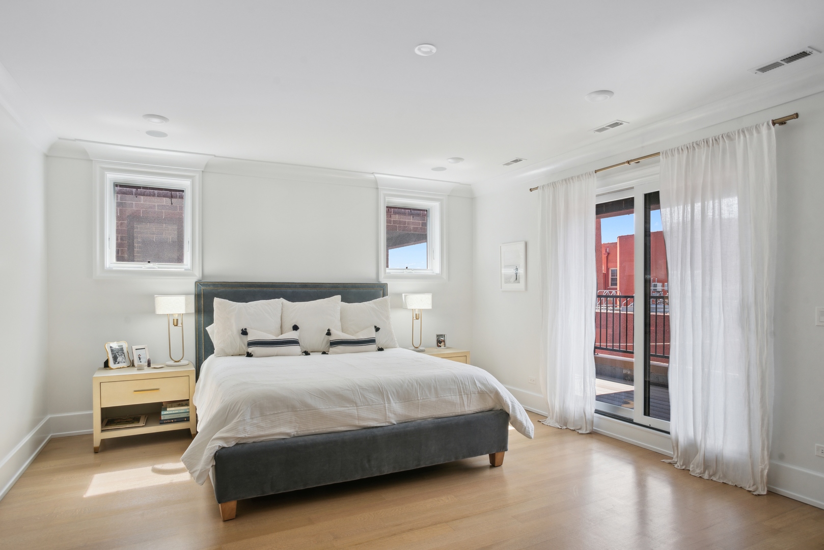 2020 North Howe Street, Unit 3S Chicago, IL 60614 - Photo 18 of 31 a bedroom with a bed and a window