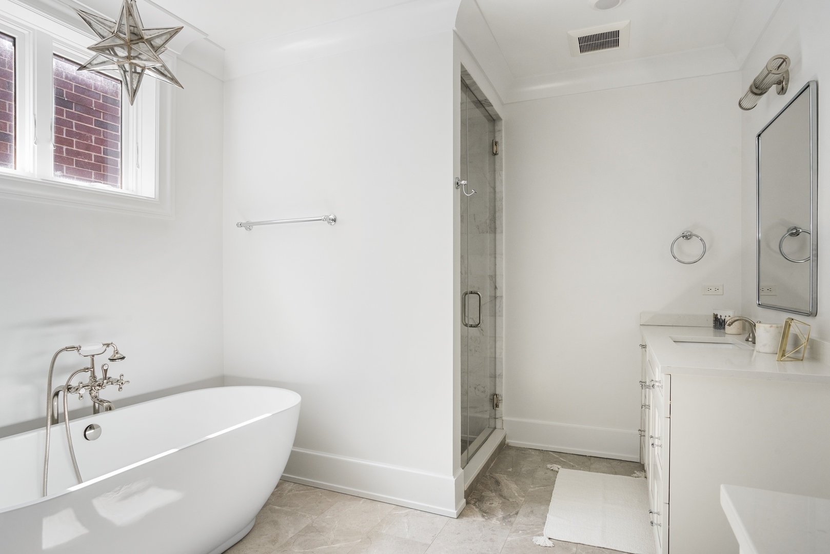 2020 North Howe Street, Unit 3S Chicago, IL 60614 - Photo 21 of 31 a bathroom with a bathtub and sink