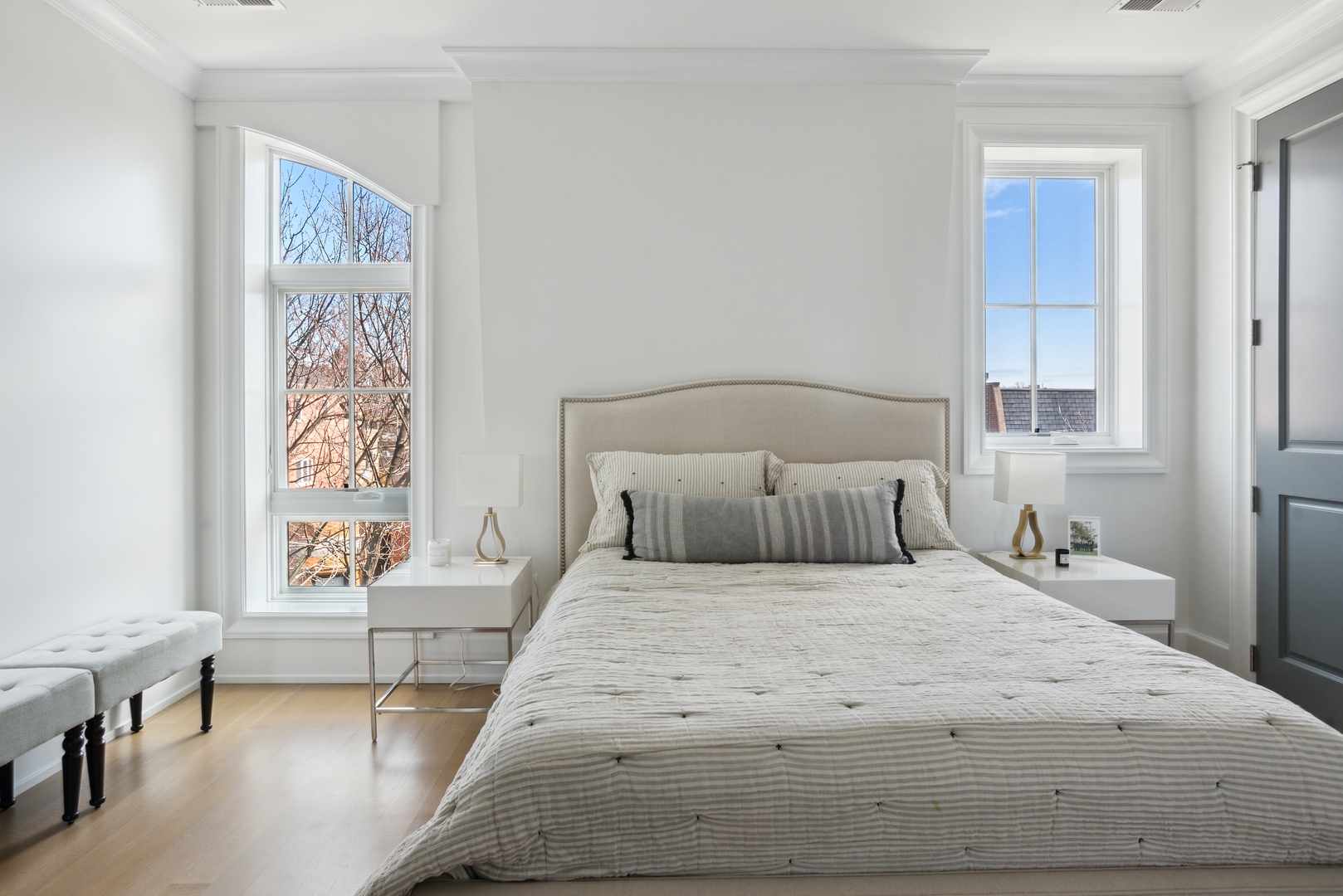 2020 North Howe Street, Unit 3S Chicago, IL 60614 - Photo 22 of 31 a bedroom with a large bed and a couch