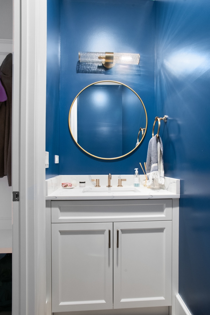 2020 North Howe Street, Unit 3S Chicago, IL 60614 - Photo 26 of 31 a bathroom with a sink and mirror