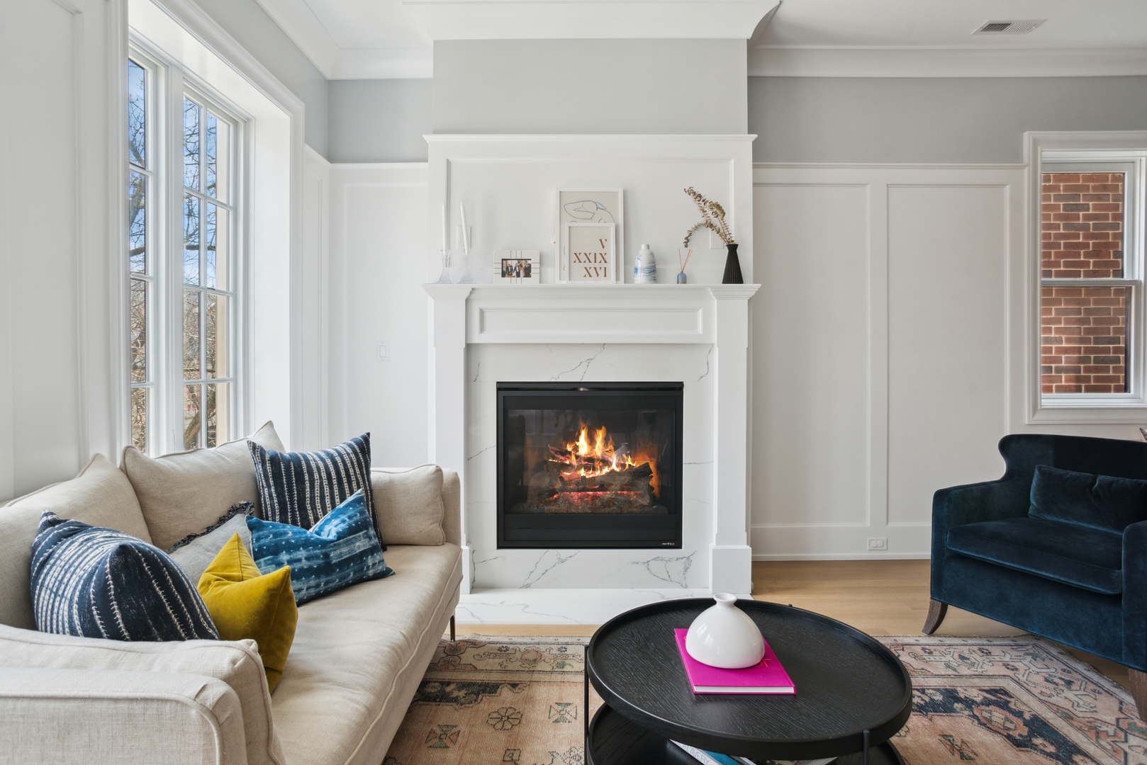 2020 North Howe Street, Unit 3S Chicago, IL 60614 - Photo 4 of 31 a living room with furniture and a fireplace