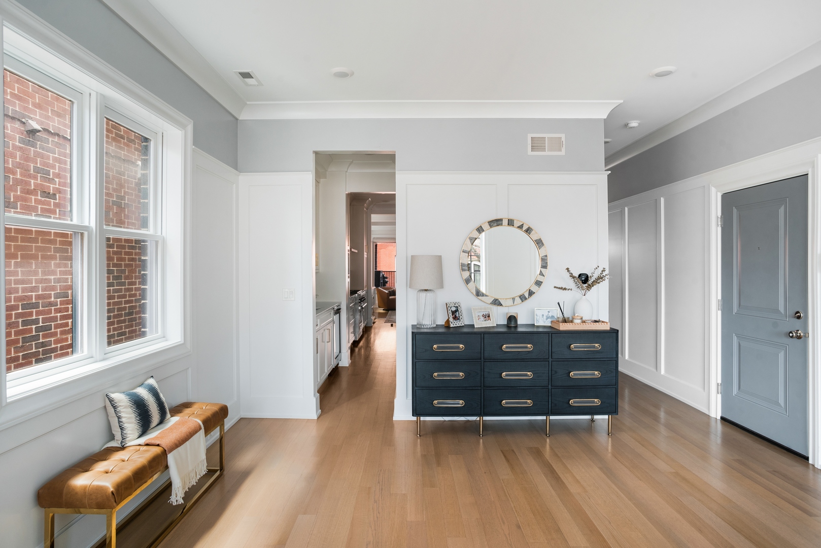 2020 North Howe Street, Unit 3S Chicago, IL 60614 - Photo 6 of 31 a living room with furniture