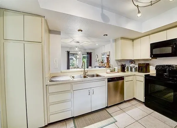 $2,100 | 6326 Grand Bahama Circle, Unit H, Tampa, FL 33615