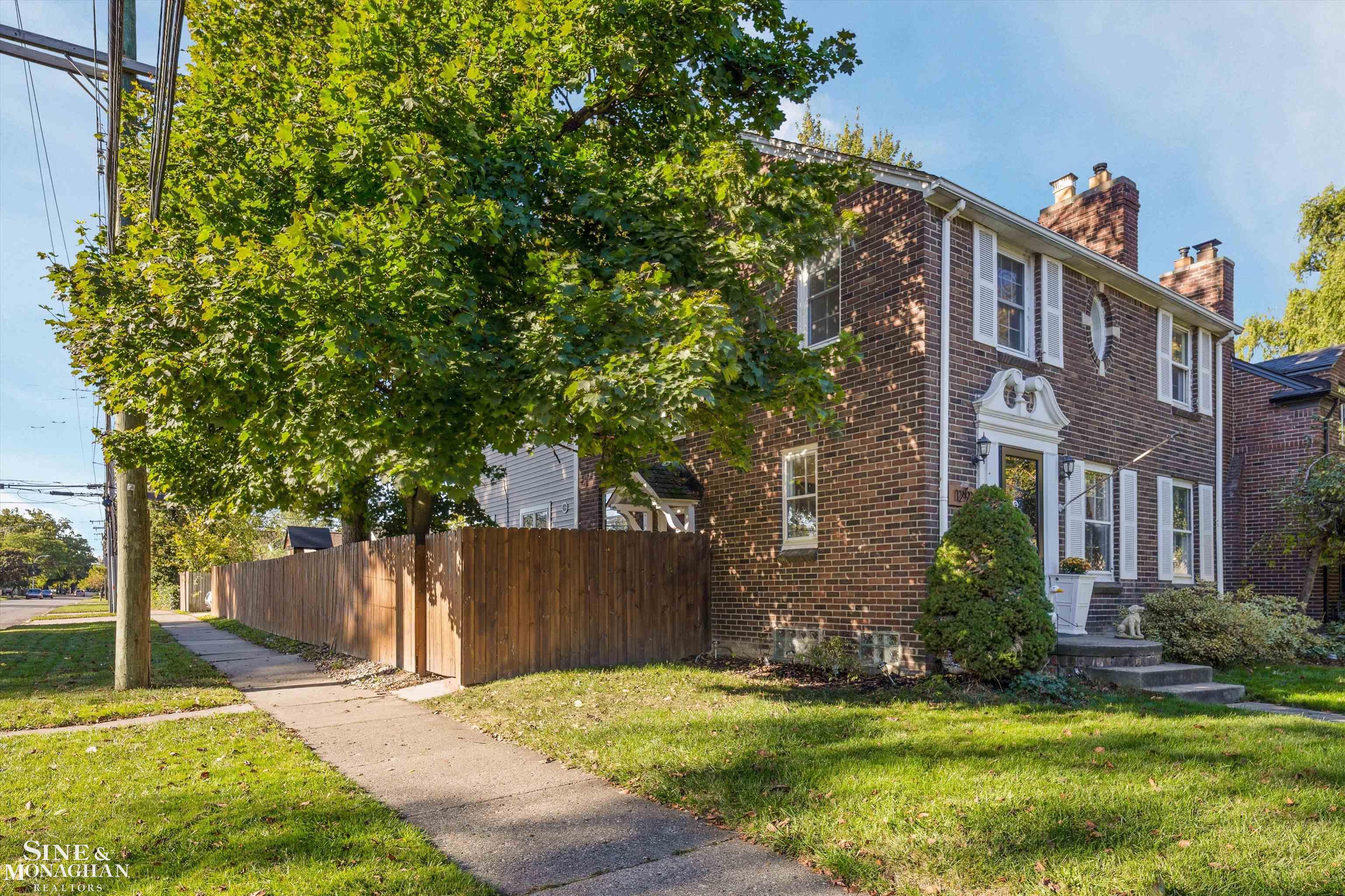 1291 Roslyn Road Grosse Pointe Woods, MI 48236 - Photo 36 of 39