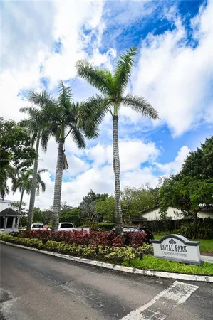 $129,999 | 110 Royal Park Drive, Unit 2H, Oakland Park, FL 33309