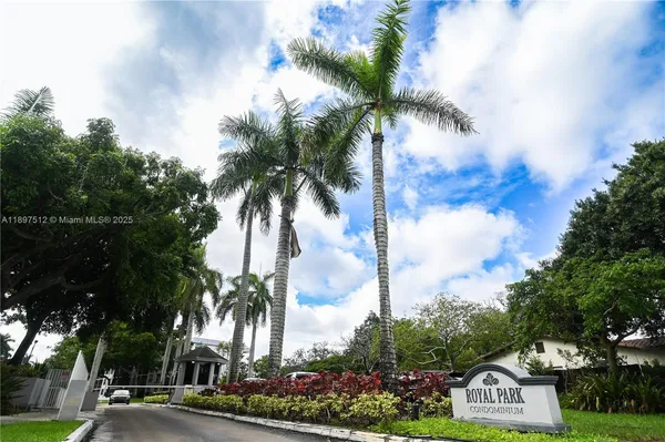 $129,999 | 110 Royal Park Drive, Unit 2H, Oakland Park, FL 33309