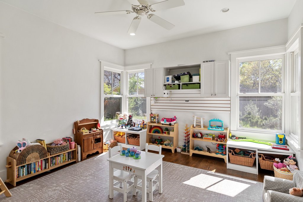 3107 Beverly Road Austin, TX 78703 - Photo 35 of 40 a reading room with furniture a rug and a window