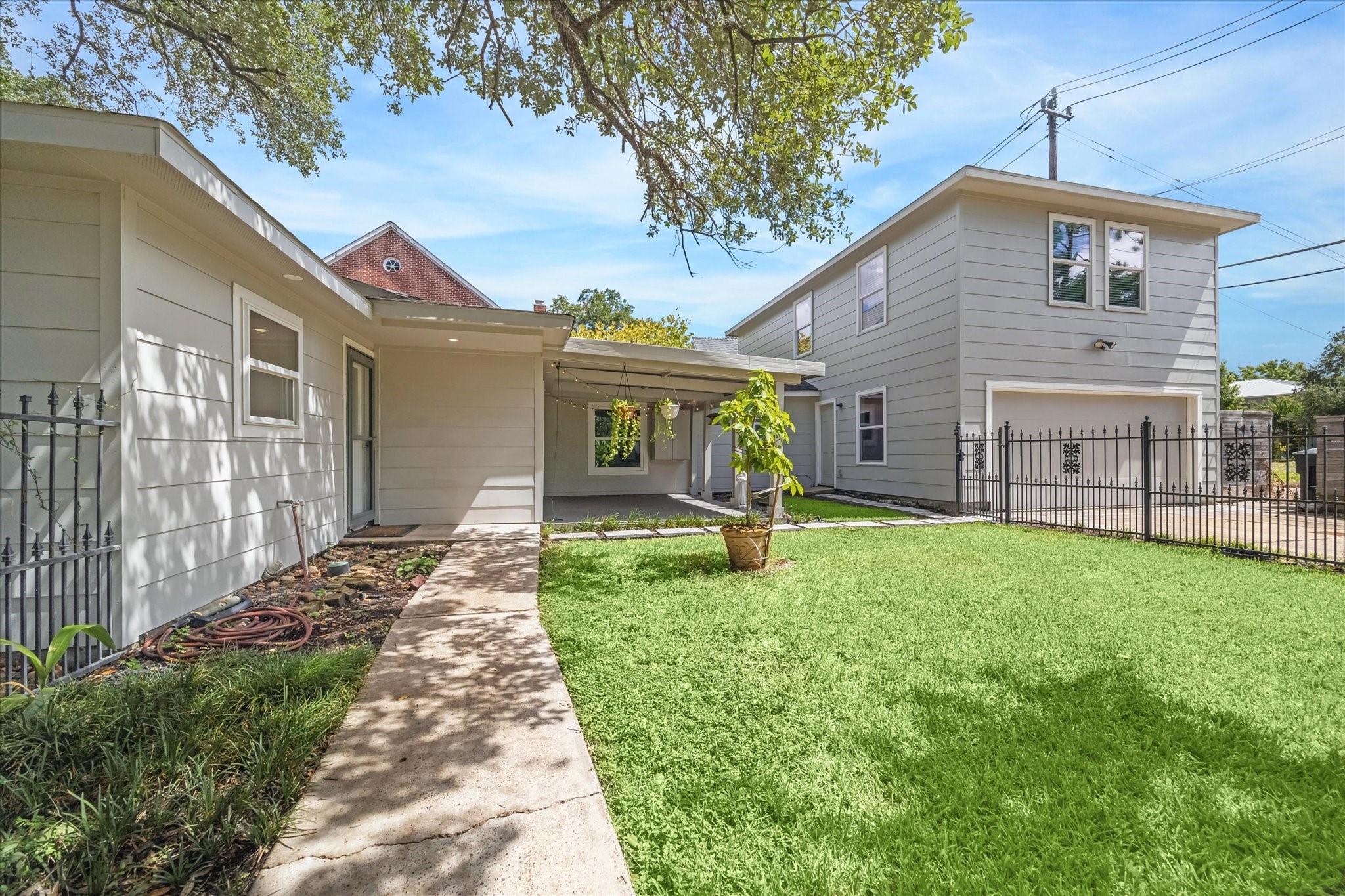 6047 Floyd Street Houston, TX 77007 - Photo 18 of 22 a front view of house with yard and green space