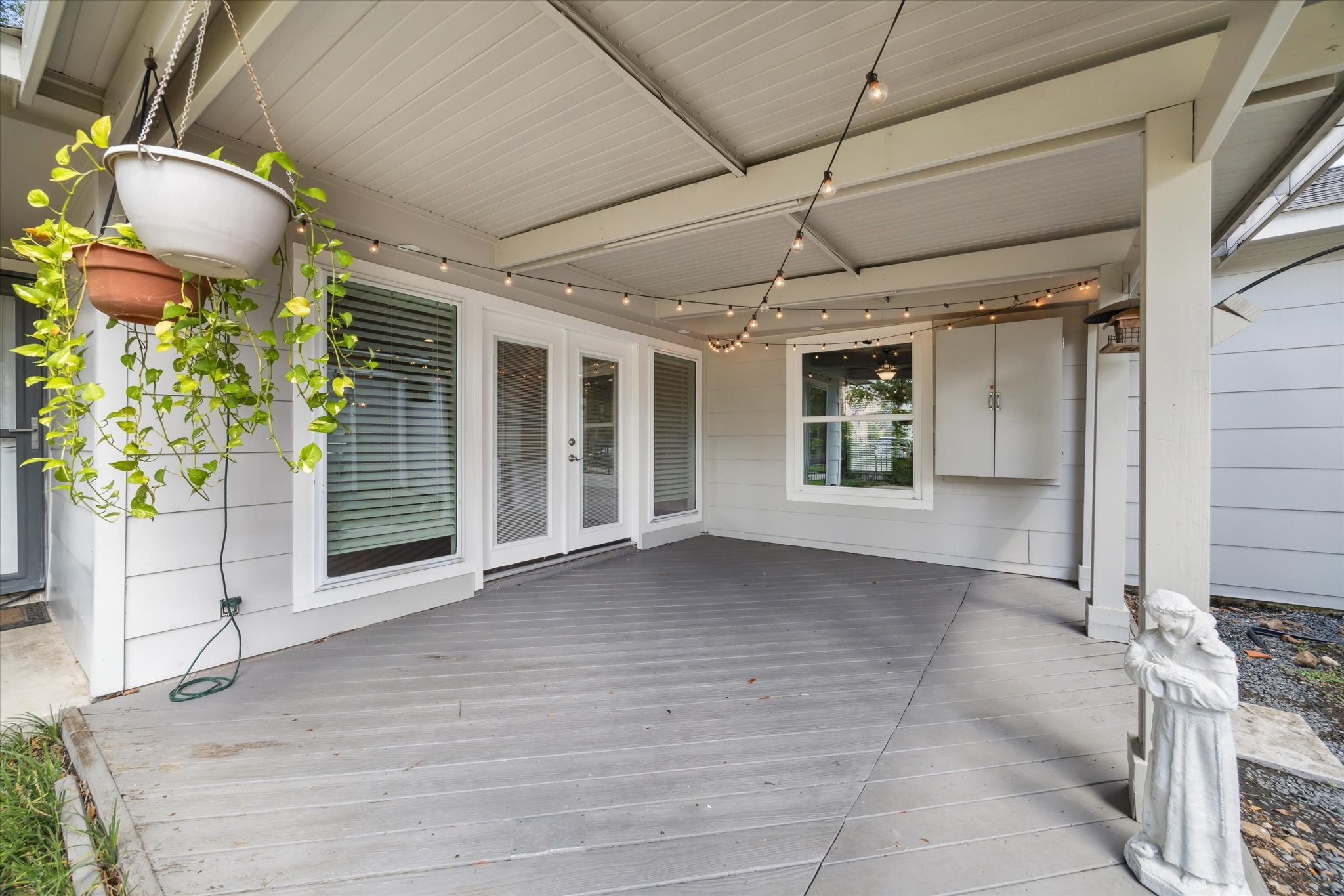 6047 Floyd Street Houston, TX 77007 - Photo 19 of 22 a view of a porch with seating space