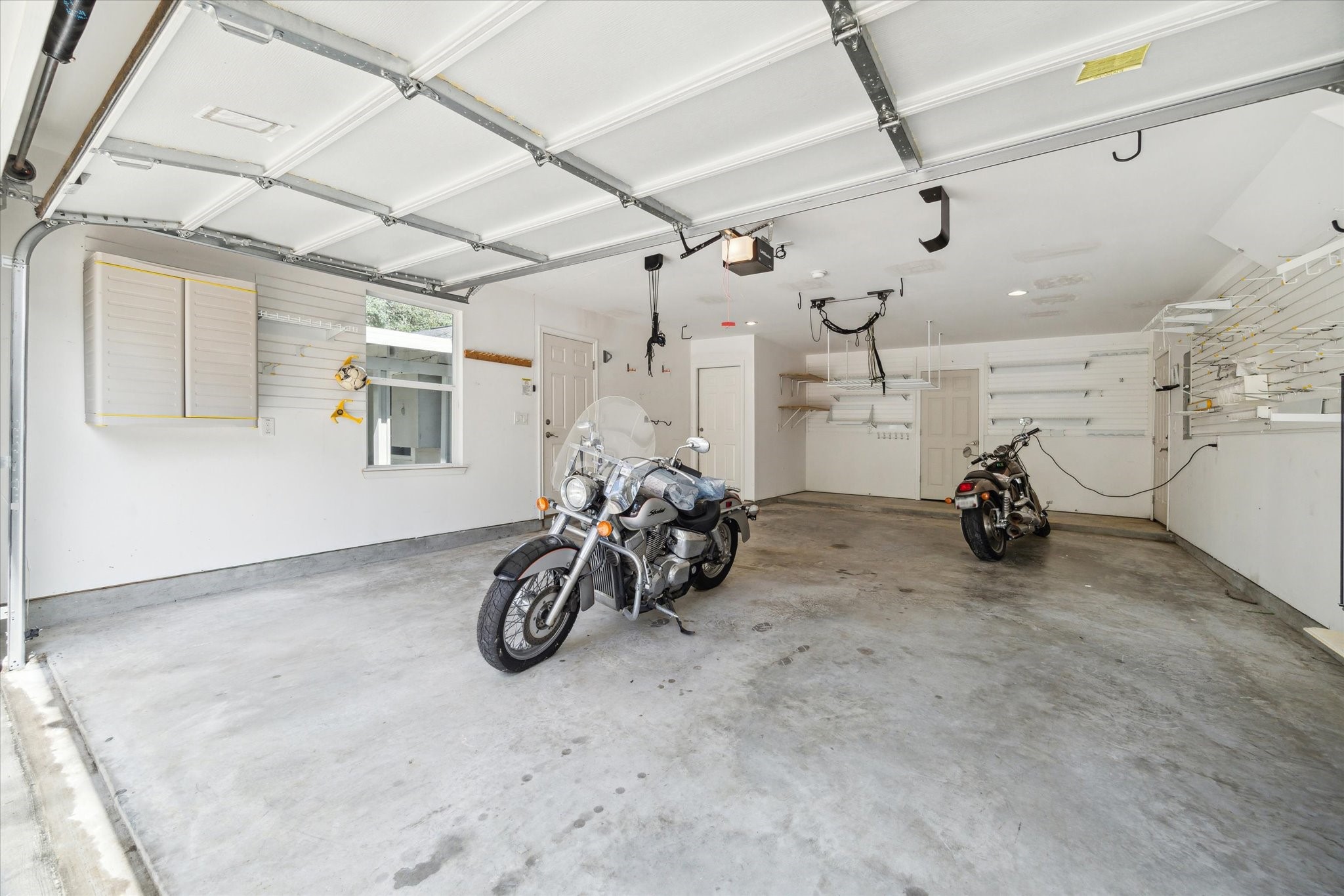 6047 Floyd Street Houston, TX 77007 - Photo 20 of 22 a view of a room with gym equipment