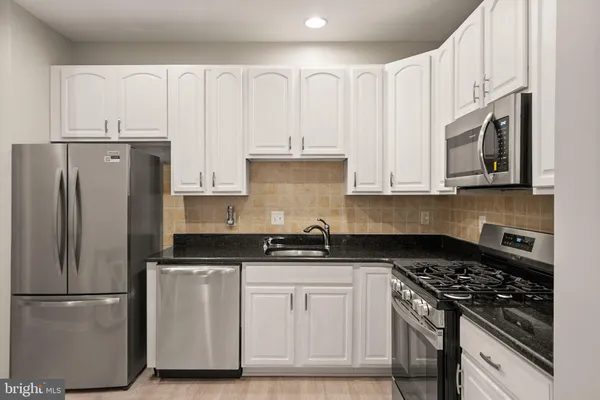 $575,000 | 6932 Walnut Hill Drive, Gainesville, VA 20155
