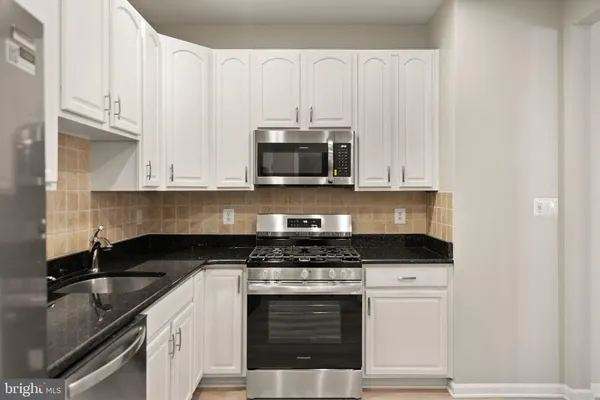 $575,000 | 6932 Walnut Hill Drive, Gainesville, VA 20155