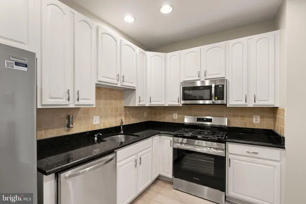 $575,000 | 6932 Walnut Hill Drive, Gainesville, VA 20155