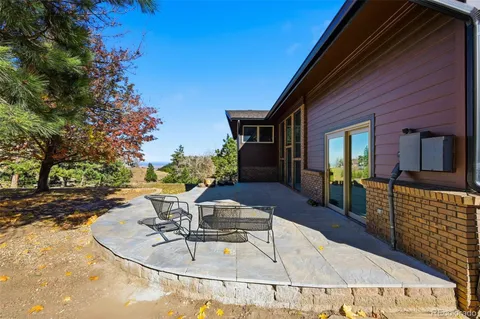 a view of a house with backyard
