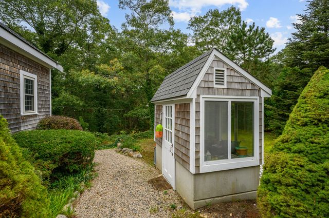 a view of a house with backyard and garden
